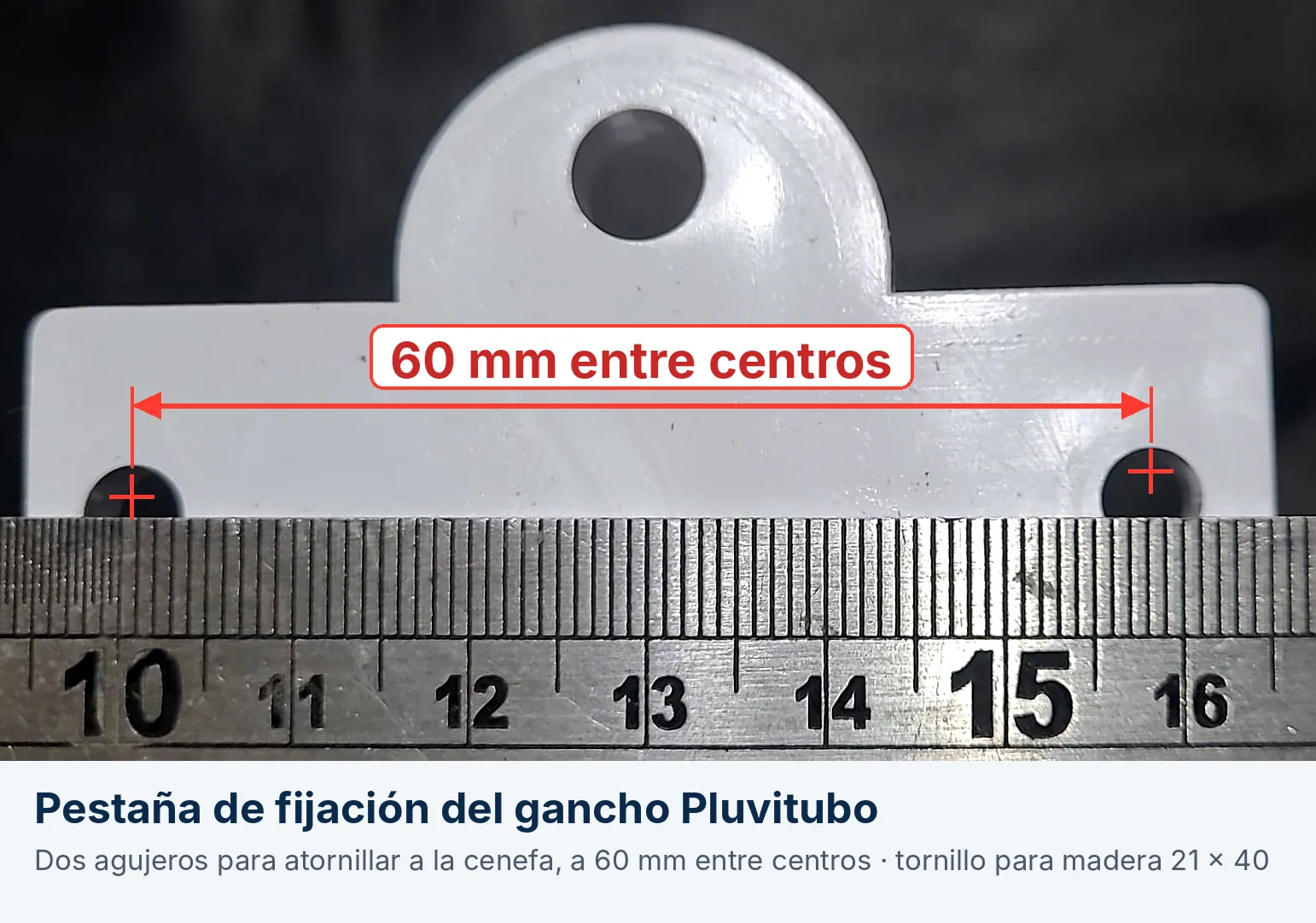 Pestaña de fijación del gancho Pluvitubo con regla: dos agujeros a 60 mm entre centros para atornillar a la cenefa