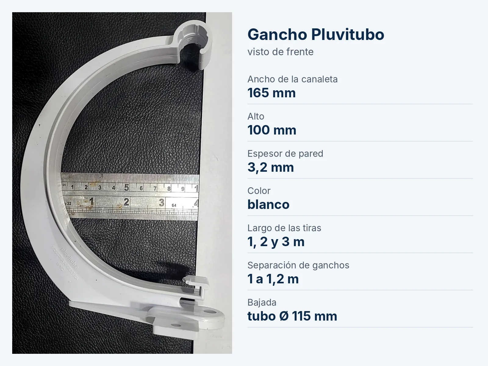 Gancho plástico para canaleta Pluvitubo visto de frente, con regla y ficha de medidas