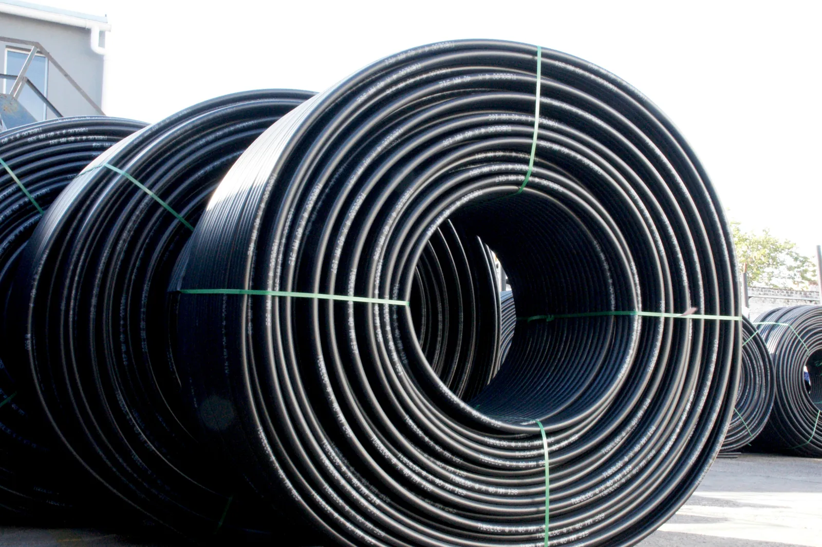 Rollos de tritubo y monotubo de PEAD negro Tripipe en el depósito de Tuboloc